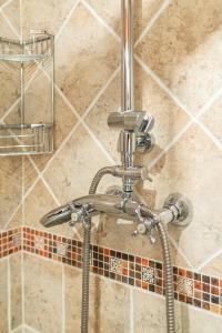 einem Dusch-Wasserhahn im Bad mit in der Unterkunft La Carteria casa rural in Cangas de Onís