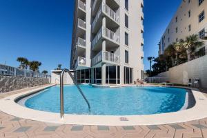 een zwembad voor een gebouw bij SC 601A - Romantic Beachfront Studio With View! in Fort Walton Beach