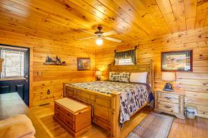 1 dormitorio con 1 cama en una cabaña de madera en Sevierville Cabin with Hot Tub Near Fishing Pond!, en Sevierville