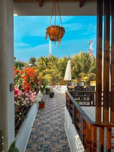 einen Blick vom Balkon eines Resorts mit Blumen in der Unterkunft Holiday home in Kamadhoo Island / Maldives in Kamadhoo