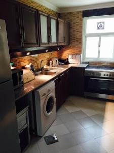 Küche/Küchenzeile in der Unterkunft Bneid Al Gar Penthouse Entire Apartment 3 Bedroom Family Only