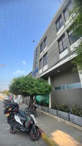 una fila de motocicletas estacionadas frente a un edificio en HOTEL NOGAL PLAZA, en La Virginia