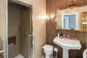 a bathroom with a sink toilet and a mirror at Central Harrods Super King 1BR 2Bed AC in London