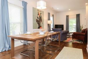 Et tv og/eller underholdning på Bungalow & Tiny Guest House with Private Fenced Yard