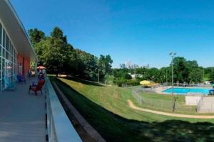 Swimmingpoolen hos eller tæt på Bungalow & Tiny Guest House with Private Fenced Yard
