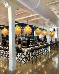 En restaurant eller et andet spisested på Bungalow & Tiny Guest House with Private Fenced Yard