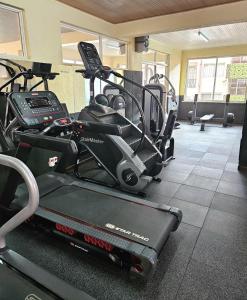 Progressive Park Hotel في نيروبي: صالة ألعاب رياضية مع جهازين ركض وجهاز ركض