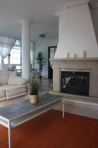 - un salon avec un canapé et une cheminée dans l'établissement Siete Playas Surf House, à Valdoviño