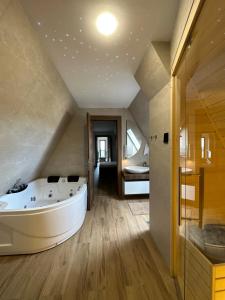 Llit o llits en una habitació de BOROVI PREMIUM wellness&spa