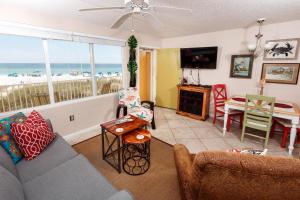 ein Wohnzimmer mit Meerblick in der Unterkunft Island Surf #5 in Fort Walton Beach