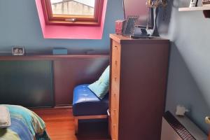 a bedroom with a desk and a chair with a laptop at Duplex excelente situación in Narón