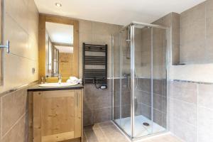 a bathroom with a shower and a sink at Résidence LA GRANGE AUX FEES - Appartement GRANGE AUX FEES E04 pour 8 Personnes in Valmorel