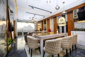 - une salle à manger avec une table et des chaises dans l'établissement Piccolo Mondo Boutique Hotel, au Caire