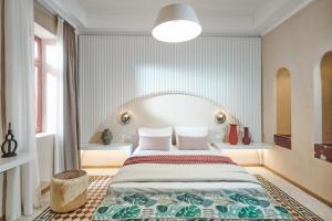 um quarto com uma cama grande num quarto em Elyn House em Chania Town