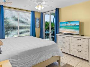 Μια τηλεόραση ή/και κέντρο ψυχαγωγίας στο IP116-3 Bed Condo with Complimentary Beach Service