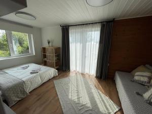 Llit o llits en una habitació de Seaside Retreat with Hot tub,Sauna, Pool & BBQ