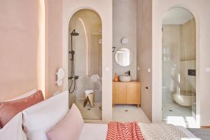 um quarto com uma casa de banho com uma banheira e um lavatório em Elyn House em Chania Town