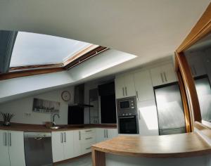 Η κουζίνα ή μικρή κουζίνα στο Ático os porches