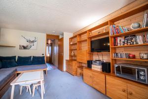 a living room with a couch and a tv at PIERRAFORT G - Appartement PIERRAFORT 19 pour 5 Personnes 20 in Valmorel