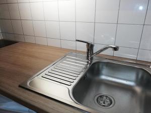um lavatório de cozinha com uma espátula em cima em CACHETTE G - Appartement CACHETTE 24 pour 4 Personnes 40 em Valmorel