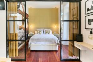 um quarto com uma cama e paredes de vidro em HAMAR San Sebastián em San Sebastián