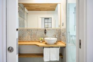 uma casa de banho com um lavatório e um espelho em HAMAR San Sebastián em San Sebastián