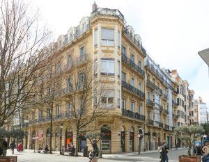 um grande edifício numa rua com pessoas andando na frente dele em HAMAR San Sebastián em San Sebastián