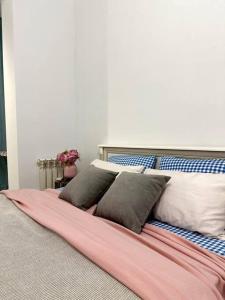 ein Bett mit vier Kissen darüber in der Unterkunft Жилой комплекс Махаббат in Aqtau
