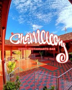 Znak dla restauracji chaminade na budynku w obiekcie Hotel Camaleon Granada w mieście Granada