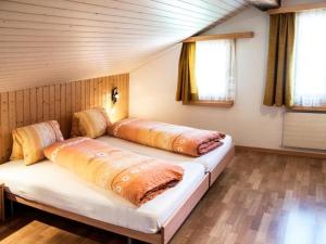 Giường trong phòng chung tại Apartment Wiedersehen by Interhome