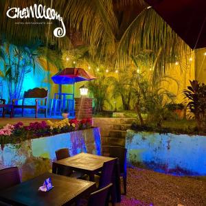 ein Restaurant mit Tischen, Stühlen und Lampen in der Unterkunft Hotel Camaleon Granada in Granada