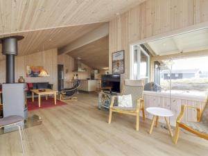 Habitación con sillas, mesas y sala de estar. en Holiday Home Emelia - 50m from the sea in NW Jutland by Interhome, en Torsted