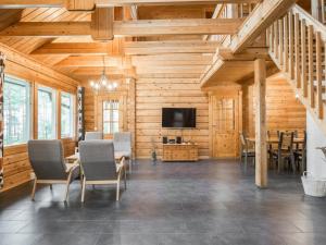 TV a/nebo společenská místnost v ubytování Holiday Home Pihlaja 8 by Interhome