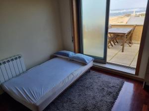 Katil atau katil-katil dalam bilik di Beach house Lavra