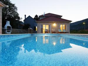 Villa con piscina frente a una casa en Holiday Home Villa Župa by Interhome, en Roglići