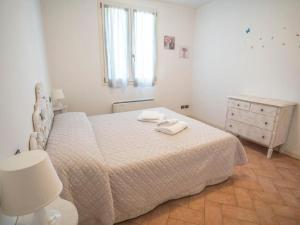 een slaapkamer met een bed met twee handdoeken erop bij Apartment Karina-2 by Interhome in Moniga