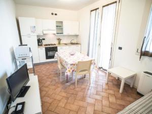 een keuken en eetkamer met een tafel en stoelen bij Apartment Karina-2 by Interhome in Moniga
