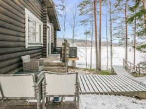 Holiday Home Villa lahnajärvi by Interhome في Nummi: منزل به كرسيين وطاولة على شرفة