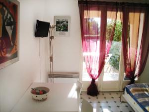 sala de estar con mesa y ventana en Apartment Jardins de la mer-10 by Interhome, en Saint-Cyr-sur-Mer