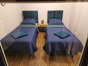 two beds sitting next to each other in a room at Sądowa 6 in Żory