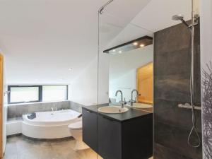 een badkamer met een bad, een toilet en een wastafel bij Holiday Home Kristiina - 500m from the sea in NW Jutland by Interhome in Saltum