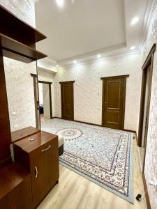 een kamer met een bed, een dressoir en een spiegel bij Жилой комплекс Green Park in Aqtau
