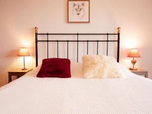 Giường trong phòng chung tại Apartment Chantebrise A2 by Interhome