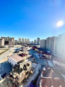 een luchtzicht op een stad met hoge gebouwen bij Жилой комплекс Green Park in Aqtau