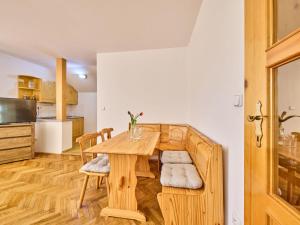 - une salle à manger avec une table et des chaises en bois dans l'établissement Apartment Villa Belvedere-6 by Interhome, à Janské Lázně