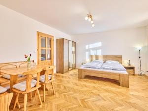 - une chambre avec un lit et une table en bois dans l'établissement Apartment Villa Belvedere-6 by Interhome, à Janské Lázně