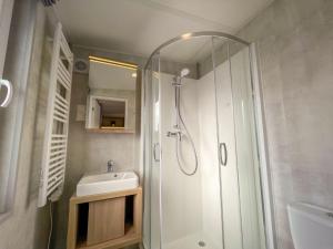 Ванная комната в Holiday Home Tiny Haus Sankt Rupert by Interhome