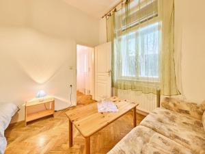 - un salon avec une table et un canapé dans l'établissement Apartment Villa Belvedere-10 by Interhome, à Janské Lázně