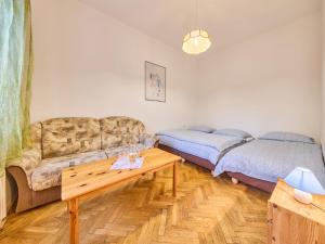 - un salon avec un canapé et un lit dans l'établissement Apartment Villa Belvedere-10 by Interhome, à Janské Lázně