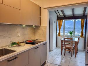 Holiday Home Villa Miralago by Interhome في اجنو: مطبخ مع طاولة وغرفة طعام